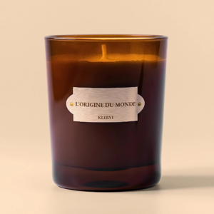 Photo montrant la bougie parfumée l'origine du monde de la marque Klervi Paris.