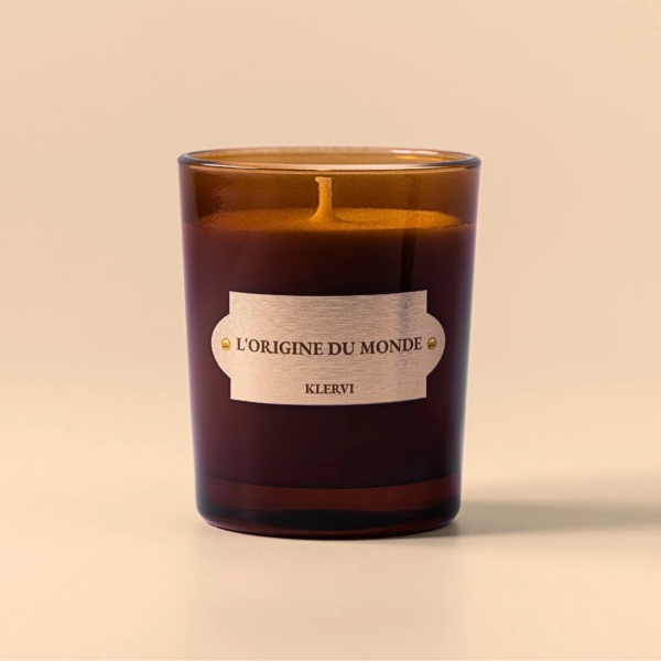 Photo montrant la bougie parfumée l'origine du monde de la marque Klervi Paris.
